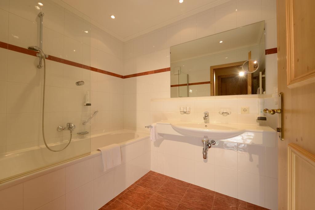 Hotel Neue Post ゼルデン 部屋 写真